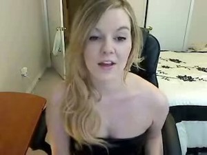 Uncontrollably Hot Webcam Model Enjoys Showing Off Her Divine Booty