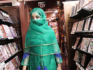 Hot Pakistani Chick Nadia Ali Sucks Big Dick In The Glory Hole Room